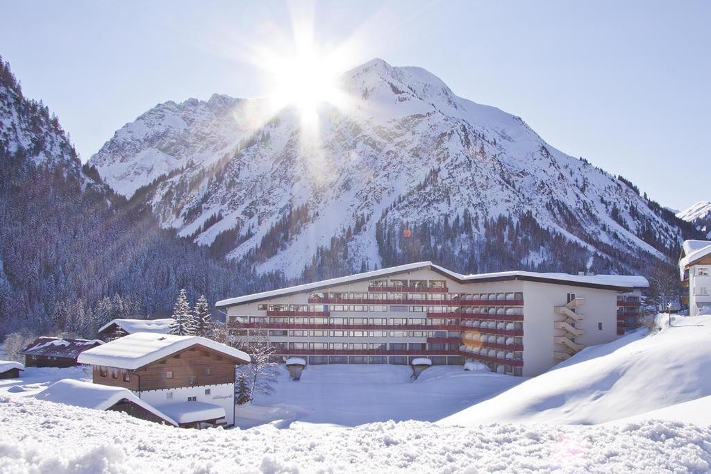 Spacious Corner Apartment In Aparthotel Kleinwalsertal Mittelberg Dış mekan fotoğraf